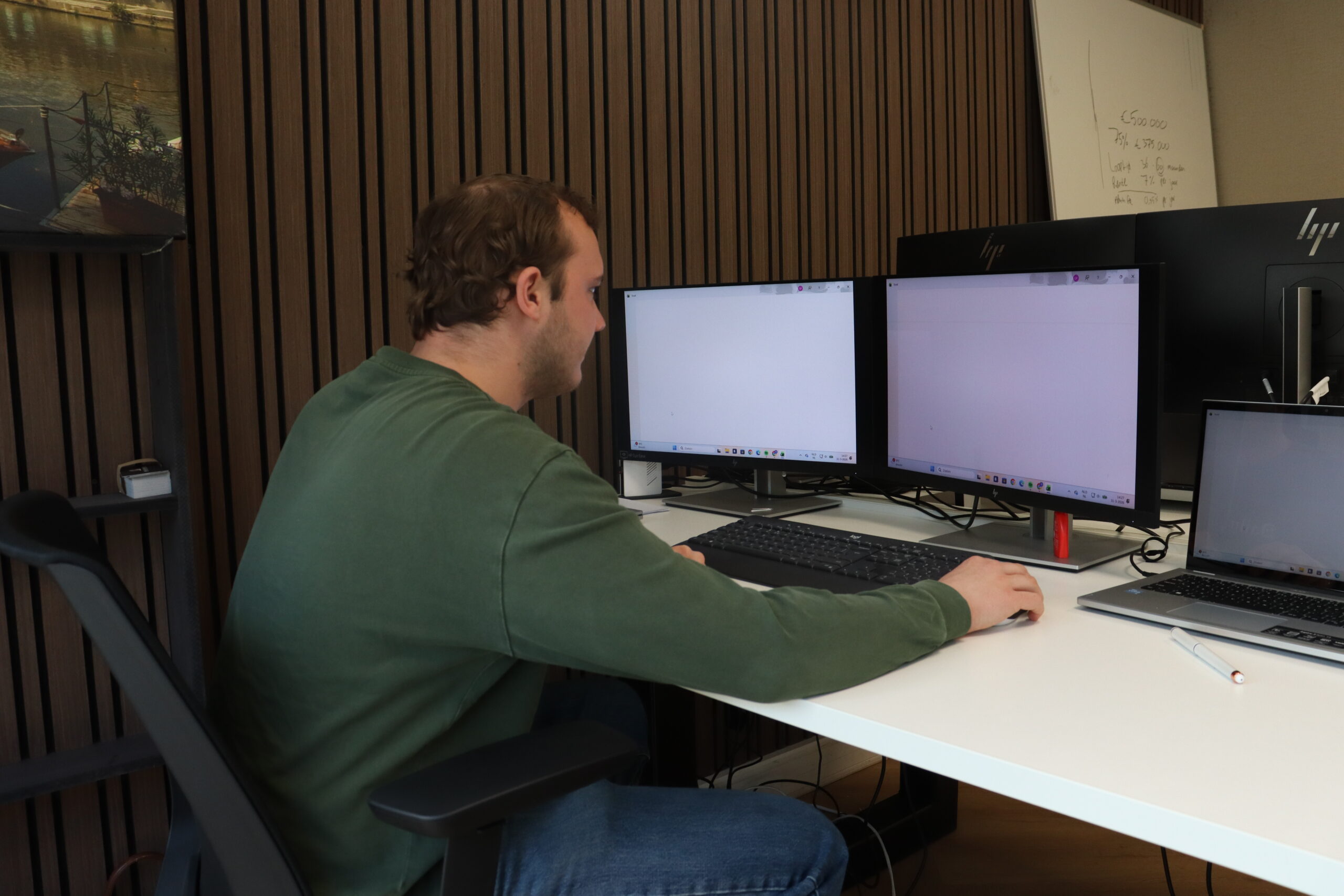 Quinten Peek aan het werk achter de laptop