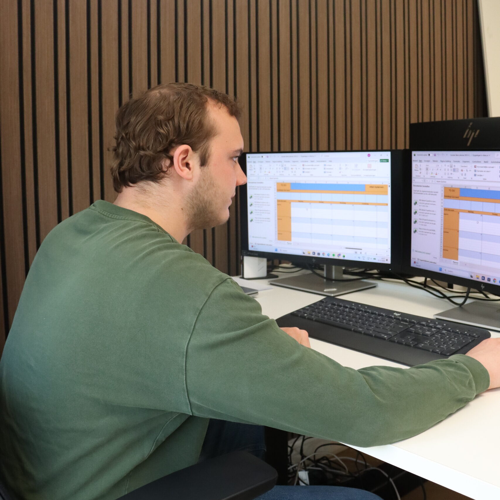afbeelding van quinten peek aan het werk