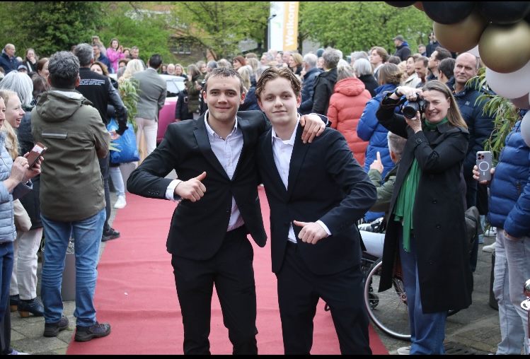 Diploma uitreiking op de rode loper samen met Kian Fazili
